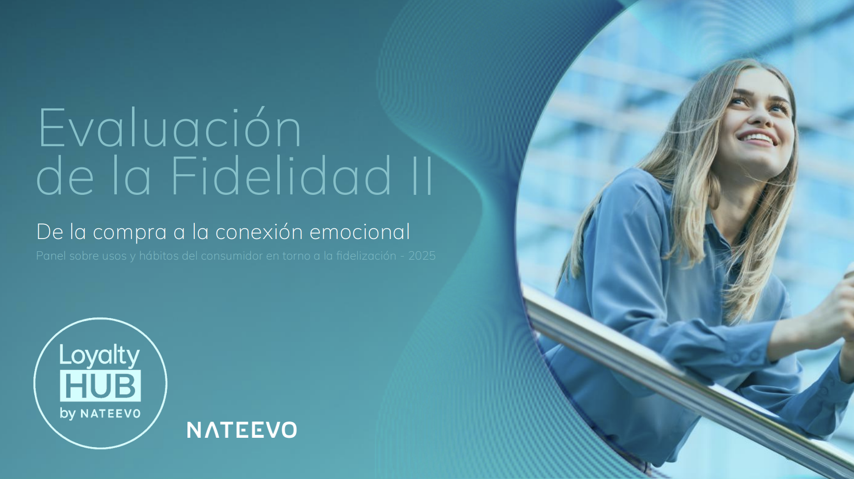 Una mujer sonriente con el pelo largo se apoya en una barandilla en un interior. El texto dice: "Evaluación de la Fidelidad II. Material clave para tu estrategia de fidelización. De la compra a la conexión emocional. Loyalty HUB by NATEEVO". Fondo azul con gráficos circulares.